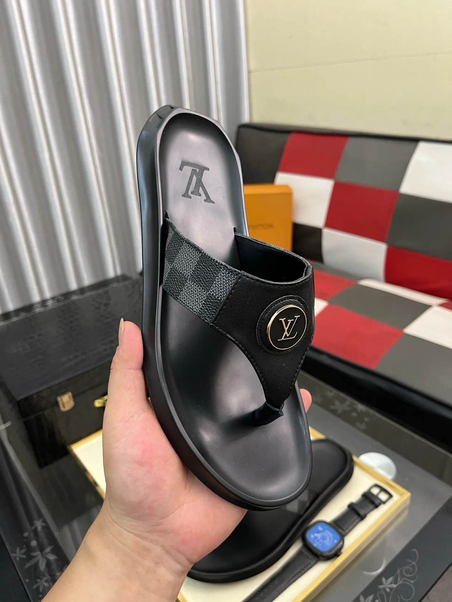 Men's shoes 💰260⌚️⌚️lv-Louis Vuitton) new men's sandals, high-end boutique, exquisite embossed logo decoration on the upper, fine workmanship, super soft soles, casual, loose and comfortable, a must-have in summer! \nsize: 38-443️⃣Colors available